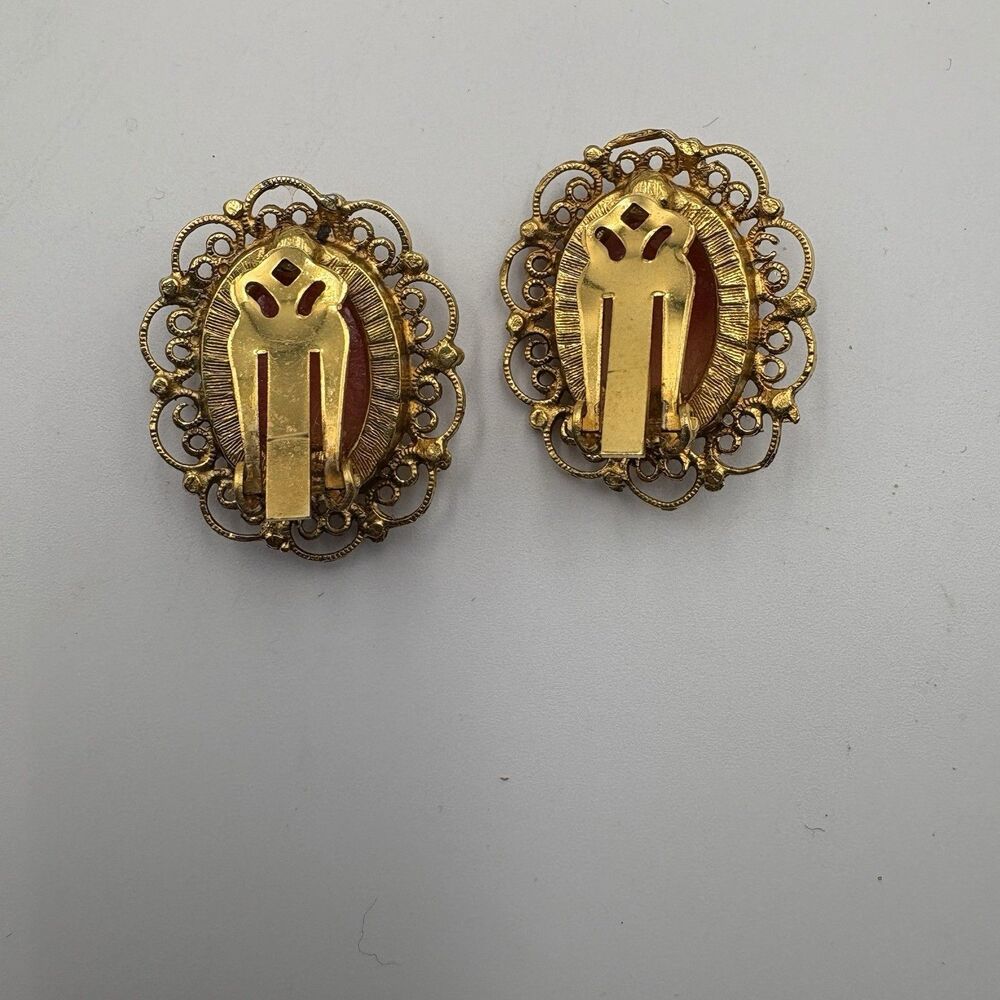 Vintage Resin Cameo Gold Tone Pin Brooch With Clip On Earrings - Picture 2 of 5